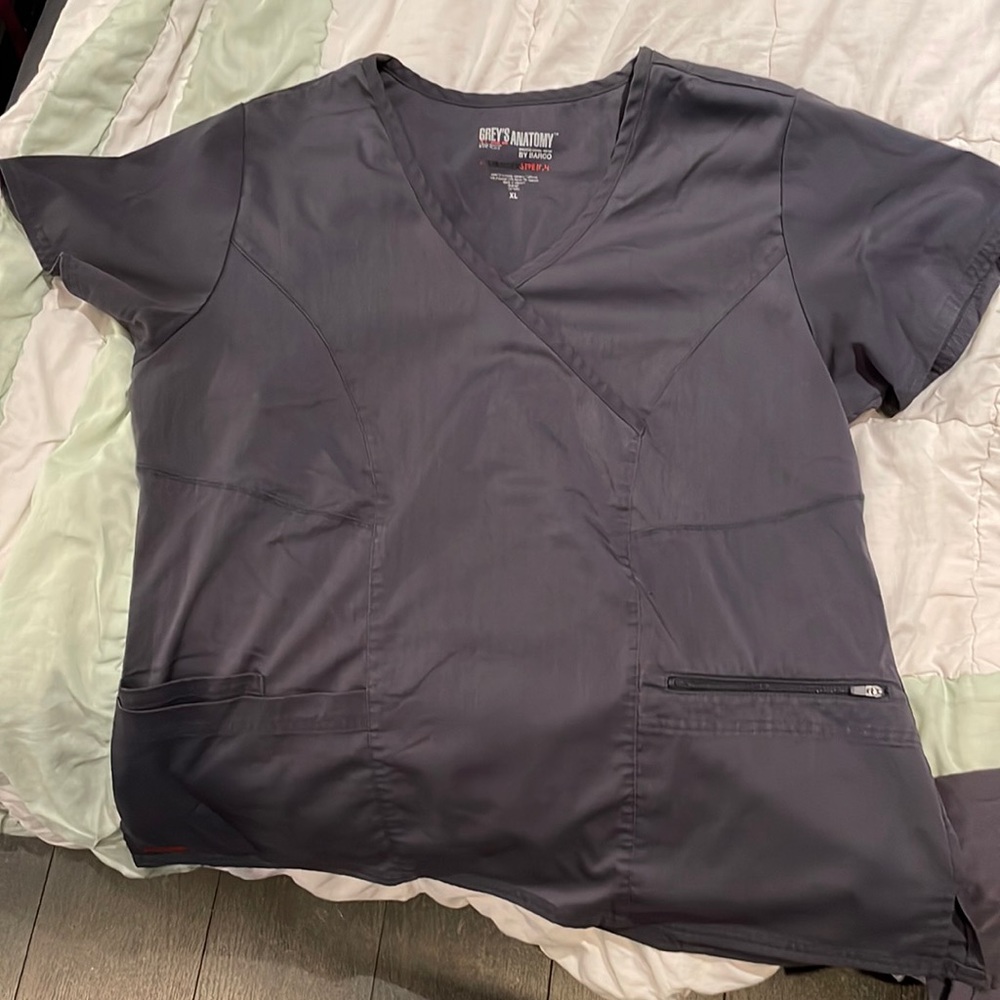 Greys anatomy Barco spandex stretch XL scrub top - charcoal